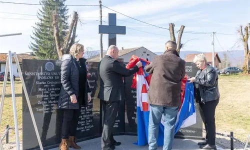 FOTO/U mjestu Brlog u okolici Otočca, danas je otkriveno spomen-obilježje posvećeno 29 poginulih u velikosrpskoj agresiji, među kojima su bili hrvatski branitelji, redarstvenici i civili…