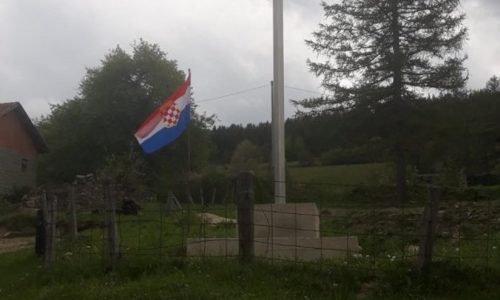 PRITISCI NA HRVATE POVRATNIKE/Za imama u Rostovu kod Novog Travnika križ i zastava Hrvata provokacija