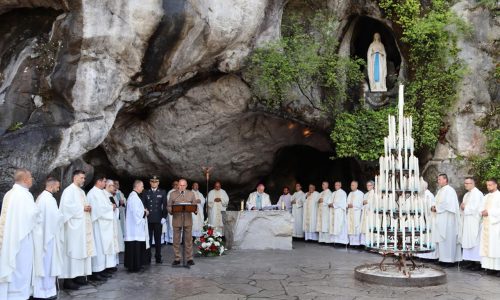 FOTO Hodočasnici u Lourdesu slavili misu pred Špiljom ukazanja