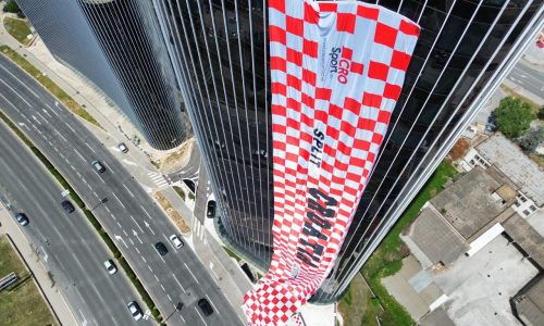 Izvijesili zastavu dugu 105 metara: Pogledajte spektakularan prizor s najvišeg nebodera u Hrvatskoj