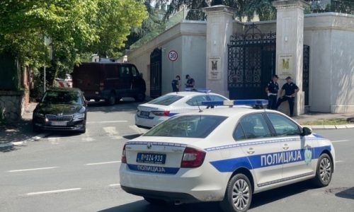 Napad samostrjelom ispred izraelskog veleposlanstva u Beogradu: Žandar teško ranjen, islamski napadač ubijen