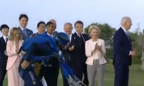 Biden ponovno zabrinjava ponašanjem: Dok su ostali čelnici gledali skok padobranaca, američki predsjednik počeo hodati u drugom smjeru