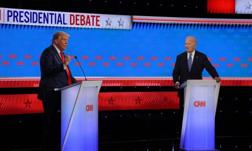 Teške uvrede u prvoj televizijskoj debati: Biden Trumpa nazvao cmizdravcem, Trump kaže da će okončati rat u Ukrajini