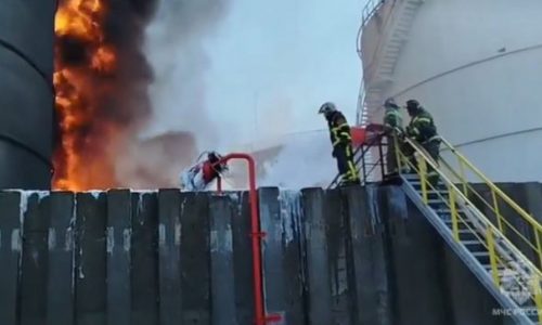 Žestoki napad dronovima na ruski grad, zapaljena skladišta nafte