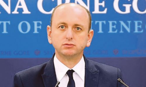 Knežević: Crnu Goru vode u EU bez srpskog jezika kao službenoga, dok „manjinski“ (crnogorski) jezik postaje službeni!
