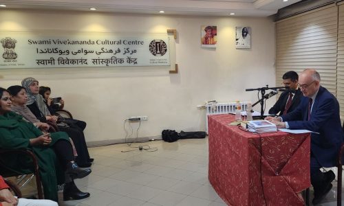 Pjesnik i akademik, veleposlanik u Iranu Drago Štambuk predstavio u Teheranu svoju hindsko-hrvatsku knjigu poezije „Bharat“