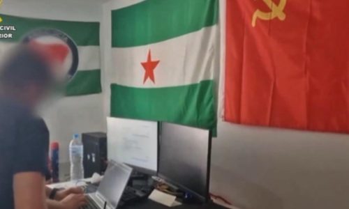 VIDEO Uhićeni hakeri koji su napadali hrvatske institucije? Objavljena snimka racije, na zidu zastava sa srpom i čekićem