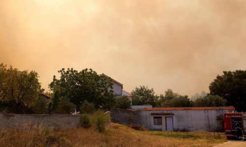 HRVATSKA Požar se proširio na prostor vojarne u Zemuniku