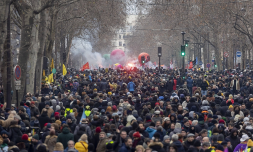 Pobjeda ljevičarske koalicije je izazvala kaos na ulicama Francuske, tisuće građana prosvjeduje