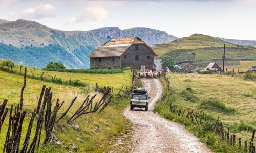 Čim prođe “ljetni Božić” zaključavaju se obnovljene kuće, utihnu sela, igrališta se isprazne