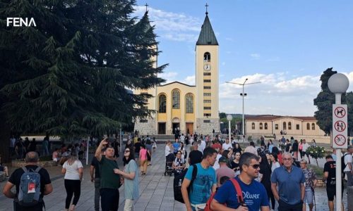 Tisuće vjernika u Međugorju na prvoj nedjeljnoj misi nakon povijesne odluke