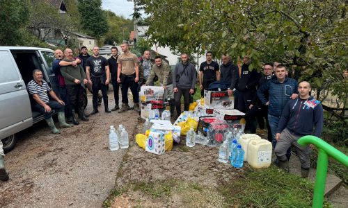 VELIKO SRCE Ultrasi se probili do Kostajnice i uručili 10 agregata ugroženom stanovništvu