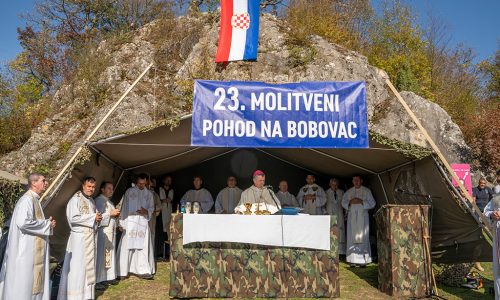 BOBOVAC: Nadbiskup Vukšić predvodio misu za Domovinu