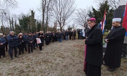 Molitva biskupa Šaška na oskvrnjenim grobovima hrvatskih vojnika, na Dan ljudskih prava, s porukom današnjim bešćutnicima i licemjerima iz vlasti