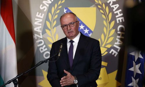 Dodik, Stevandić i Višković unatoč Helezovoj zabrani ušli u vojarnu