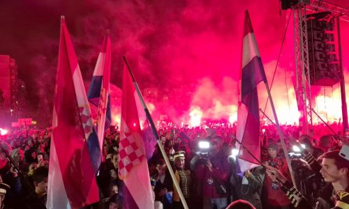 FOTO/VIDEO Spektakularan doček u Mostaru: Karačić i drugi rukometaši izašli uz ovacije i vatromet