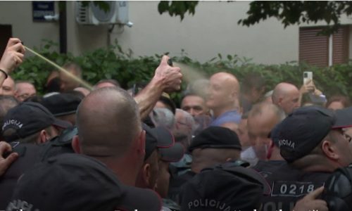 U Podgorici 14 ozlijeđenih papar-sprejom u prosvjedu protiv dodjeljivanje državne nagrade četničkom poricatelju crnogorske nacije
