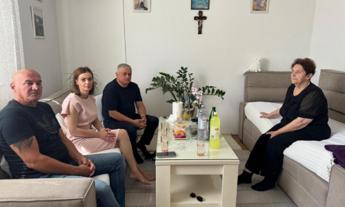 Nekažnjeni ratni zločin Gradonačelnica i izaslanstvo braniteljskih udruga HVO-a posjetili heroinu Anicu Jurić
