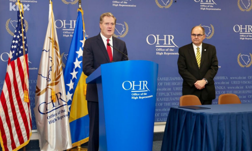 Nakon sastanka u Sarajevu Schmidt i Turner otkrili ploču “Trg daytonskog mira” i poručili: Mir u BiH i dalje je krhak, mora se zaštititi