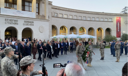 FOTO Misom, mimohodom i polaganjem vijenaca obilježena 34. obljetnica HVO-a u Mostaru