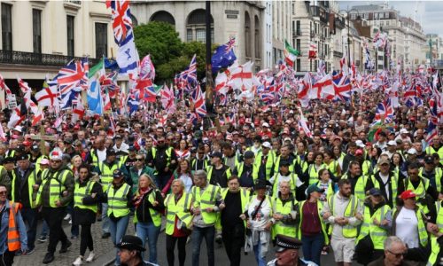 Protu-prosvjednici u Londonu pozivali da se desničaru Tommyju Robinsonu „puca u vrat kao Charlieju Kirku“