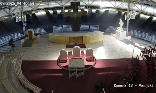 Nadzorne kamere snimile vandala: Zapalio vanjski oltar u Međugorju