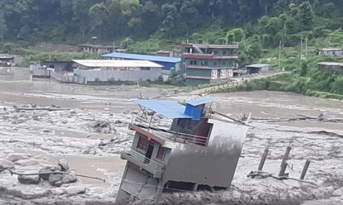 NEPAL: Raste broj mrtvih, nestalo 340 turista, “prijeti drugi val”