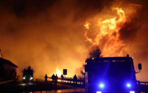 Požar koji je izbio u četvrtak navečer izbio u Lokvi Rogoznici i dalje gori, vatra pomognuta vjetrom širi se u smjeru Omiša a stanovnici napuštaju prostor zahvaćen vatrom.